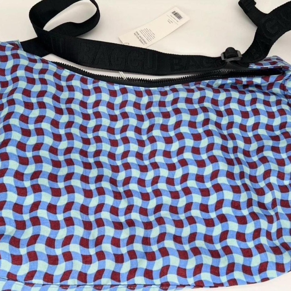Baggu  Blue and Brown Wavy gingham  Patterned large crescent - Picture 5 of 6